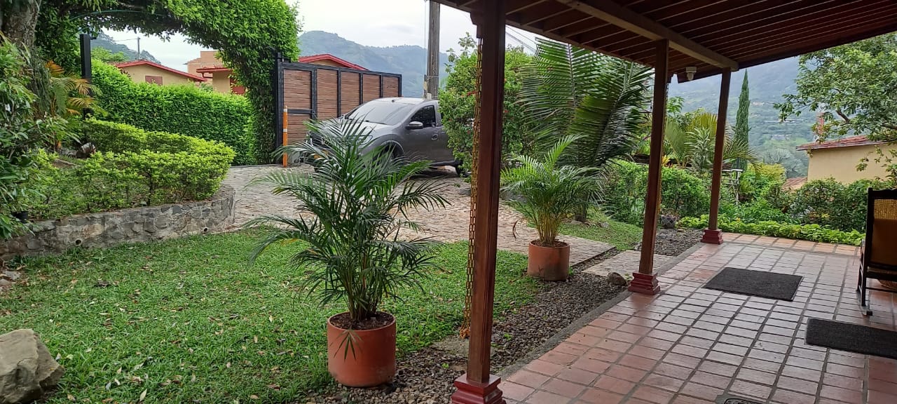 Terraza cubierta abierta hacia el jardín