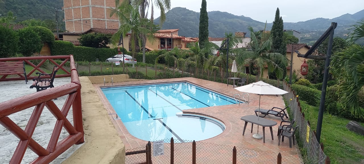 Piscina común con vista a las montañas