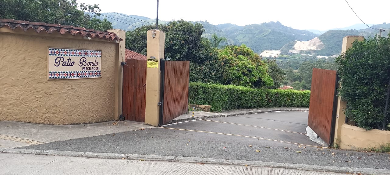 Entrada pavimentada de la Parcelación Patio Bonito