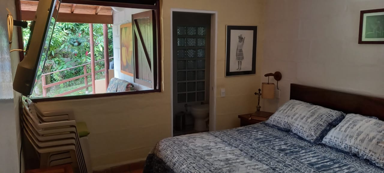 Alcoba con ventana hacia el entorno verde