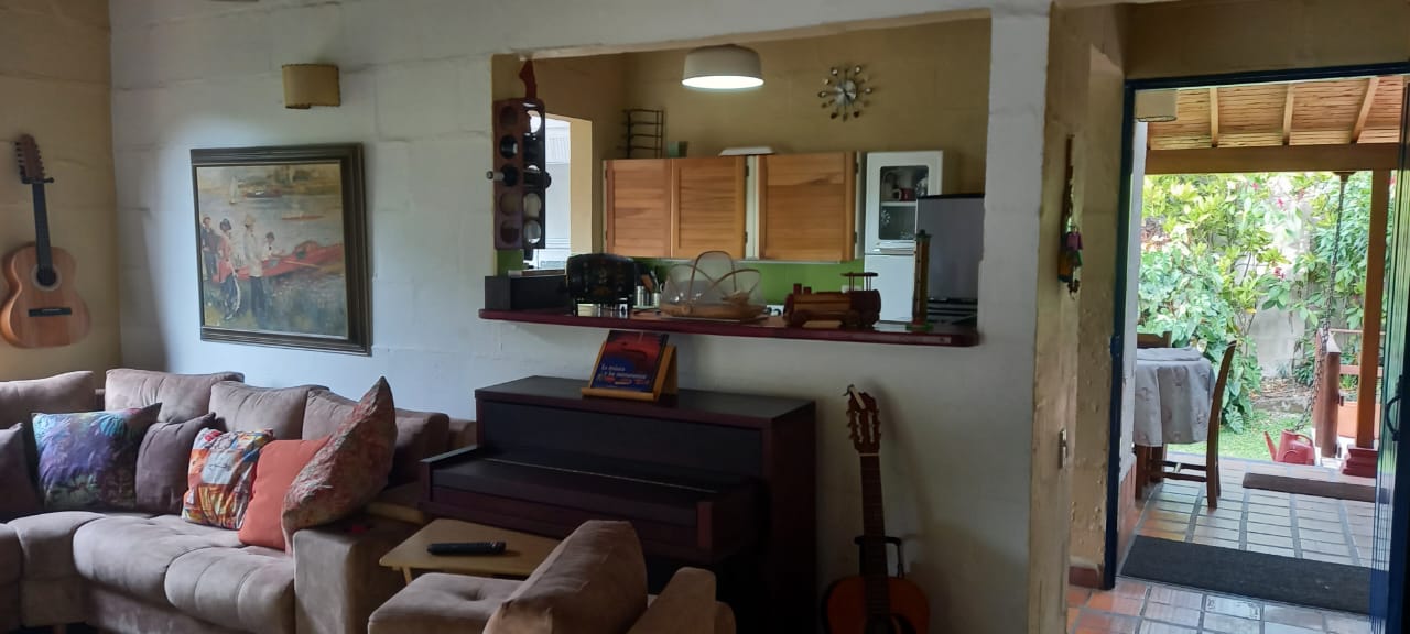Sala de la casa iluminada por luz natural