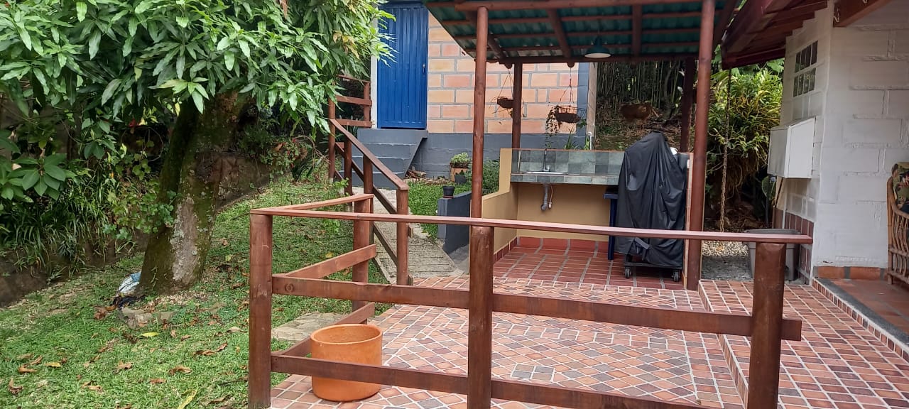 Terraza de la casa abierta hacia el jardín
