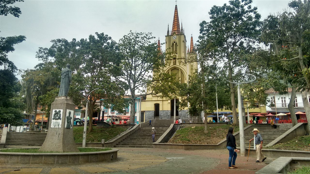 Parque Emiro Kastos e iglesia de San Fernando Rey en Amagá